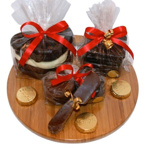 http://enjouchocolat.com/cdn/shop/products/p-christmas_cutting_board.jpg?v=1681935810