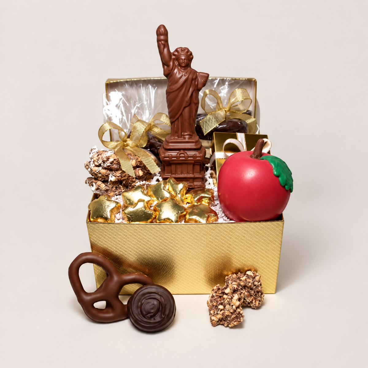 Enjou Chocolat Big Apple Gift Box with chocolate Statue of Liberty, chocolate apple, pretzels, buttercrunch, and assorted chocolates.